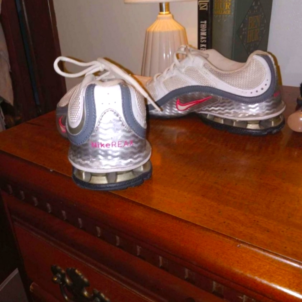 Nike - Picture 2 of 3